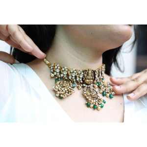 Ensemble de colliers choker style temple avec motif soleil en Kundan, conçu pour les mariages, les anniversaires et les tenues ethniques. - Product Image 3