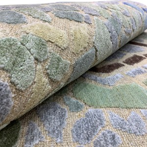 Tapis moderne abstrait en mosaïque noué à la main, motif géométrique vert et bleu, en verre teinté, laine et soie, avec franges - Product Image 4