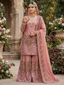 Ensemble Sharara traditionnel indien festif en pure soie Fendy avec broderies riches - Product Image 3