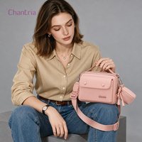 Sac bandoulière femme Chantria en nylon avec pochette amovible et rabat avant pour les sorties quotidiennes