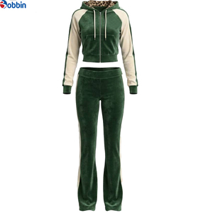 Conjunto Deportivo Casual de 2 Piezas para Mujer, Sudadera Corta con Forro de Terciopelo y Estampado de Leopardo, Pantalones de Cintura Alta con Corte Acampanado, Logotipo Personalizado - Product Image 5