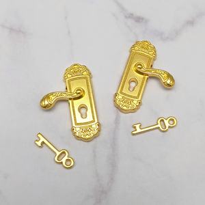Accessoires pour maison de poupée miniature, poignée de porte dorée luxueuse en métal et clé, mini jouet qui capture parfaitement l'élégance du style classique - Product Image 2