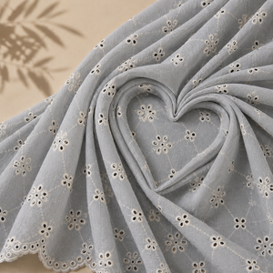 Tissu brodé de qualité supérieure conçu pour la mode moderne et les collections de vêtements élégants. Ce tissu présente de belles qualités. - Product Image 5