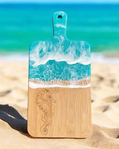 Elegante tabla de cortar de resina y madera hecha a mano diseñada para un rendimiento duradero con remolinos artísticos y una rica textura - Product Image 6
