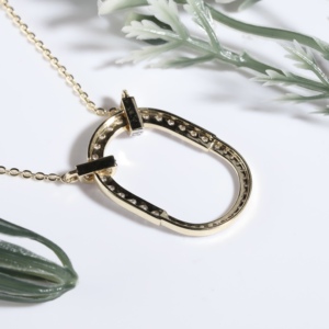 Breloque classique en cristal pavé de forme géométrique en forme de trombone, mettant en valeur un pendentif ovale contemporain inspiré d'un mousqueton, bijou à chaîne à maillons. - Product Image 3