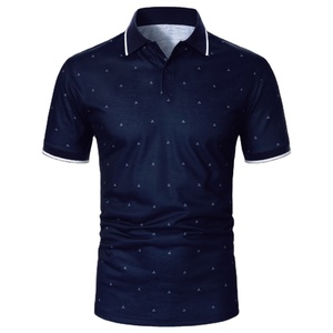เสื้อโปโลแขนสั้นสีน้ำเงินเข้มสำหรับผู้ชาย ทรงเข้ารูป ผ้าถัก ลายจุด แต่งขอบตัดสี - Product Image 1