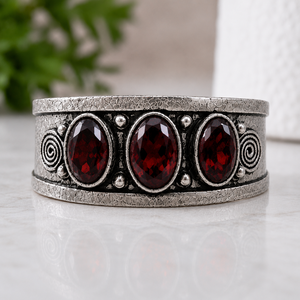 Brazalete Ovalado Vintage Crimson Glow Hydro Garnet, Joyería Artesanal Hecha a Mano para Mujer, Chapado en Plata y Oro sobre Latón - Product Image 2