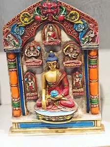 Statue de Bouddha bouddhiste en résine peinte à la main avec arche décorative et divinités pour la décoration de la maison - Product Image 1