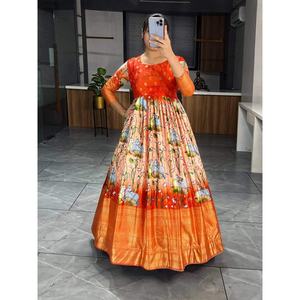 ชุดเดรสผ้าฟอยล์พิมพ์ลายโดลาผ้าไหมกาลามาริสีส้ม - Product Image 1