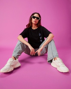 T-shirt surdimensionné noir pour femme avec imprimé graphique Toxic - Product Image 4