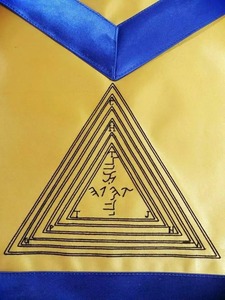 Tablier de Rite Écossais du 12e Degré Jaune avec Bordures Bleues – Fournisseur et Fabricant en Gros pour Tous les Accessoires Maçonniques - Product Image 5