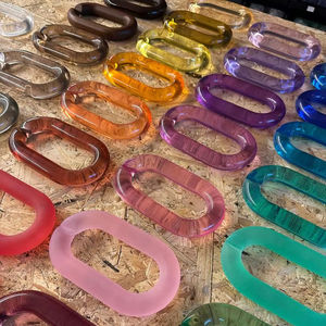 Escultura de arte mural de eslabones de cadena de resina multicolor para decoración interior de interiores, instalación vertical de cortina acrílica. - Product Image 1