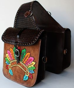 Sacoche en cuir pour selle de cheval western et moto, artisanale, sculptée à la main, 100% cuir de buffle, couleur et logo personnalisables - Product Image 1