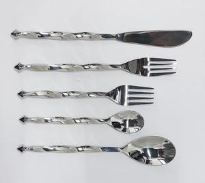 Ensemble de couverts en acier inoxydable moderne et élégant, 5 pièces, avec poignées en métal design uniques, parfait pour la maison, l'hôtel, la cuisine, la table. - Product Image 1