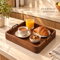 Plateau de service carré moderne en bois |   Poignées en métal brun bois chaud, bords surélevés, multifonctionnelles pour café, thé, collations, repas