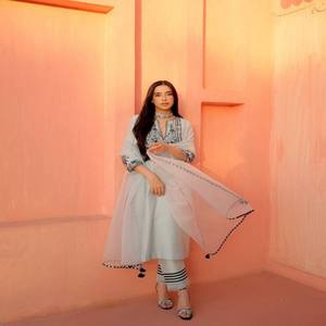 Ensemble Kurta et pantalon en Georgette pour femme VASTRA COTTAGE, idéal pour les soirées, avec broderies en papier métallisé, détails en dentelle et dupatta assortie. - Product Image 6