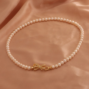 Collier de perles d'eau douce à la mode avec un design rétro, boucle en forme de fleur polyvalente pour le dîner - Product Image 3