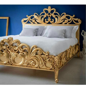 Cama king size grandiosa y ornamentada con tapicería crema capitoné y detalles victorianos en madera oscura. Disponible a precios de mayorista. - Product Image 3