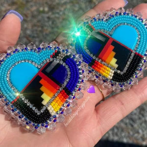 Boucles d'oreilles modernes en perles de verre pour une collection de bijoux contemporaine, rehaussant votre tenue avec des couleurs vibrantes et des détails artistiques faits à la main. - Product Image 1