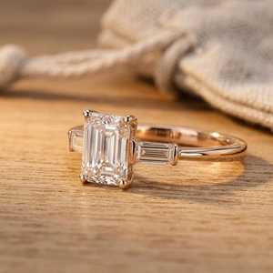 Bague de fiançailles en or massif 10K 14K 18K avec pierres latérales taille émeraude et taille baguette, diamant de laboratoire, alliance trilogie, certifiée IGI - Product Image 2