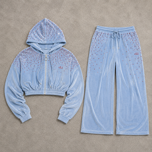 Ensemble de survêtement deux pièces en velours premium avec strass, comprenant un sweat à capuche court et un pantalon large à impression DTG, fabrication sous marque privée - Product Image 3