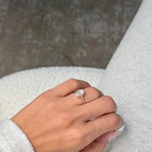 Anillo de Compromiso con Diamante Ovalado de 1.50 Quilates, Corte Bezel, D-VVS1, Certificado IGI, Diamante Cultivado en Laboratorio, Oro Amarillo de 14K - Product Image 2