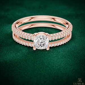 แหวนหมั้นเพชรโมอิสซาไนต์ทรงคุชชั่นทองคำโรสโกลด์ 14K พร้อมแหวนคู่ประดับเพชรแบบพาเว่สำหรับผู้หญิง - Product Image 1