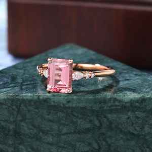 Anillo de Compromiso de Oro Rosa con Zafiro Rosa Corte Esmeralda y Detalles de Moissanita, Joyería Nupcial para Boda - Product Image 2