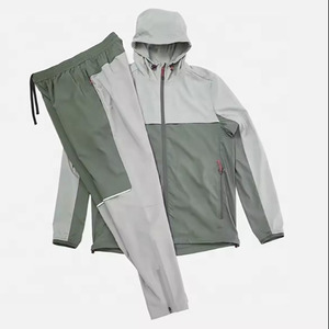 Veste coupe-vent à capuche pour homme OEM avec fermeture éclair, style sportif bicolore en polyester et nylon, coupe régulière, idéale pour l'automne - Product Image 1