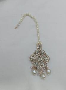 Exquisito Conjunto de Joyería Nupcial Étnica Chapada en Oro Rosa con Aleación, Collar Gargantilla de Piedra de Zirconia, Pendientes y Maang Tikka para Aniversario - Product Image 5