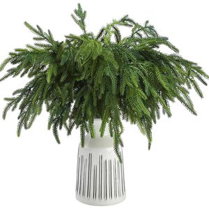 12 Rami di Pino Norfolk Realistici da 18 Pollici, Flessibili e Non Sfogliabili, Steli Verdi Artificiali per Ghirlande e Corone Natalizie - Product Image 1