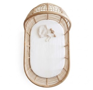 Cuna de bebé de ratán natural tejida a mano con elegante dosel curvo y soporte elevado de ratán para guardería y recién nacidos, hecha en Vietnam. - Product Image 3