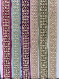 Borde de encaje de red bordado con zari floral dorado y detalles de lentejuelas y perlas, ribete festoneado elegante y sofisticado para saris de novia - Product Image 3