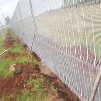 Clôture de jardin agricole en métal à mailles métalliques en fer galvanisé revêtu de PVC à haute sécurité et confidentialité, panneau de clôture extérieur 358