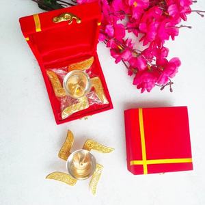 Exquisita Diya con Svantraha Chapada en Oro con Caja de Presentación de Terciopelo Premium, Ideal para Diwali, Puja, Decoración del Hogar, Regalos Espirituales - Product Image 1