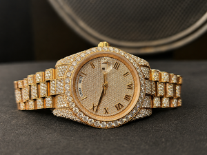 Montre de luxe en or jaune pour homme avec cadran à chiffres romains, pavée de diamants VVS et de moissanite, mouvement à quartz analogique rond - Product Image 1