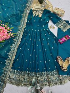 Ensemble Anarkali en soie vert émeraude avec dupatta, tenue traditionnelle indienne et pakistanaise pour femme, longueur ras du sol, coupe ample et extensible, idéal pour les mariages. - Product Image 5