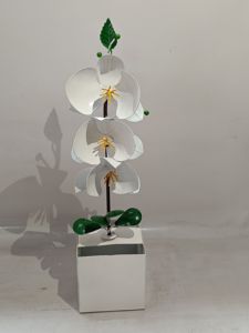 Fleur d'orchidée Phalaenopsis artificielle blanche en pot, orchidée en pot en plastique, décoration pour la maison, le bureau, les mariages et les fêtes - Product Image 3