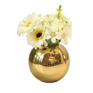 Vase à fleurs en fer durable, poli doré, design traditionnel, fait main, pour la maison, la table, pot décoratif pour la Saint-Valentin - Product Image 1