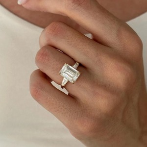 Elegante Anillo de Oro Amarillo de 18k con Tres Piedras de Diamante Cultivado en Laboratorio de 5 Quilates con Corte Esmeralda para Compromiso y Boda de Mujer, Certificado por IGI - Product Image 4