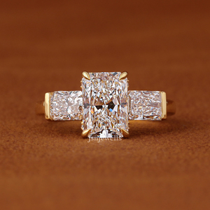Bague de fiançailles en or jaune 14 carats avec trois diamants de laboratoire taille radiant certifiés IGI - Product Image 2