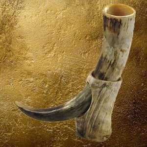 Cuerno de Búfalo Estilo Vikingo Personalizable, Hecho a Mano, Ecológico, con Correa de Cuero Pulido y Soporte Metálico para Entusiastas - Product Image 2