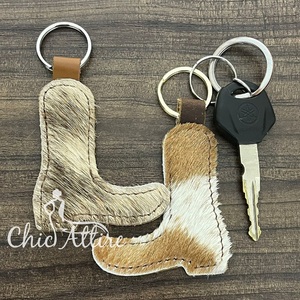 Porte-clés en cuir véritable OEM ODM pour femme, fait main, en cuir de vachette à poils, breloque de sac en forme de botte de cowboy, accessoire cadeau - Product Image 1