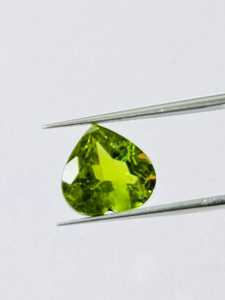 ZUBEDA GEMS JEWELLRY พลอยเพอริดอทดิบสีเขียวธรรมชาติ รูปหัวใจ ขนาด 2.00 กะรัต ได้รับการรับรอง หายาก ทรงเหลี่ยมเจียระไน สำหรับทำเครื่องประดับ - Product Image 1