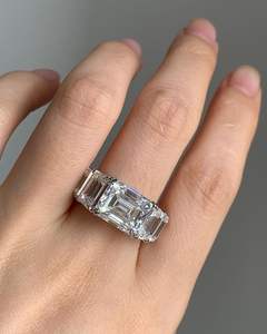 Anillo de Diamantes Baguette Cónicos Laterales Esmeralda, Diamante Cultivado en Laboratorio, Diamante Grande, Regalos de Aniversario de Bodas para Mujer, Oro Blanco de 14k - Product Image 1