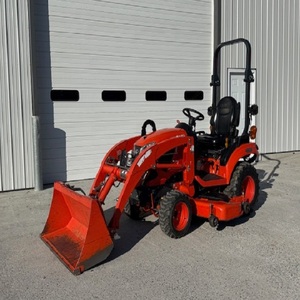 Tractor compacto Kubota con cargador frontal, motor diésel 4x4 para labores agrícolas, paisajismo y jardinería a un precio competitivo. - Product Image 1