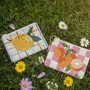 Pochette Union Jack brodée à la main avec sequins, perles et perles de rocaille, pochette de soirée de créateur personnalisée, de luxe, avec fermeture éclair et bandoulière chaîne - Product Image 4