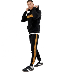 Conjunto Deportivo para Hombre con Capucha Negra y Franja Color Mostaza, Sudadera y Pantalones Largos Casuales, Corte Regular, Ropa de Otoño - Product Image 1
