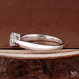 Bague de fiançailles moderne en or blanc 10 carats avec diamant solitaire de 0,5 carat de taille princesse cultivé en laboratoire et sertissage à tige pincée - Product Image 3