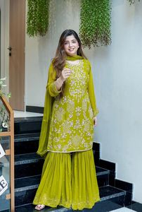 Présentation du nouveau look de soirée de créateur : haut, pantalon palazzo et dupatta avec broderies riches. - Product Image 2